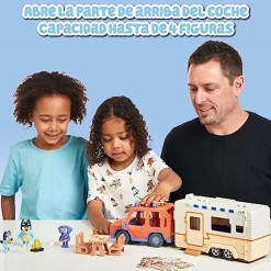 FAMOSA Coleccionables Y Mini Mundos*- Bluey - Vehículo de vacaciones con tablas de surf y figurita articulada ㅤ