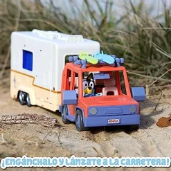 FAMOSA Coleccionables Y Mini Mundos*- Bluey - Vehículo de vacaciones con tablas de surf y figurita articulada ㅤ